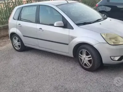 Usata Ford Fiesta 68 CV (50 kW) 2005 Grigio Utilitaria