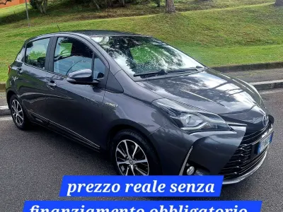 Usata Toyota Yaris Hybrid Active 73 CV (53 kW) 2018 Grigio Berlina