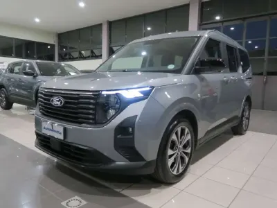 Usata Ford Tourneo 124 CV (91 kW) 2024 Grigio medio met Furgone