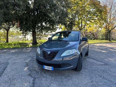 Usata Lancia Ypsilon 69 CV (50 kW) 2014 Grigio Utilitaria