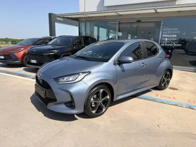 Ny Toyota Yaris Hybrid Premium 92 HK (67 kW) 2026 Grå