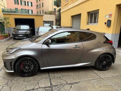 Usata Toyota Yaris 280 CV (205 kW) 2024 Grigio Utilitaria