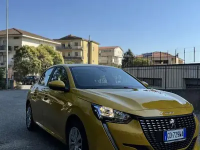 Usata Peugeot 208 Allure 75 CV (55 kW) 2021 Giallo Utilitaria