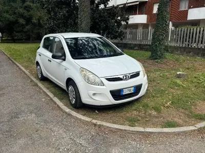 Usata Hyundai i20 78 CV (57 kW) 2011 Bianco Utilitaria