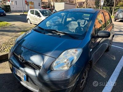 Usata Toyota Yaris 105 CV (77 kW) 2009 Grigio Utilitaria