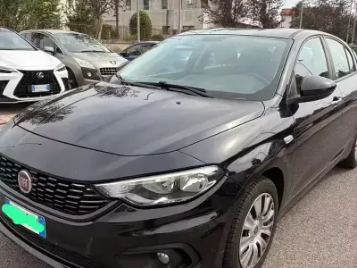 Usata Fiat Tipo Business 84 CV (61 kW) 2016 Nero Berlina