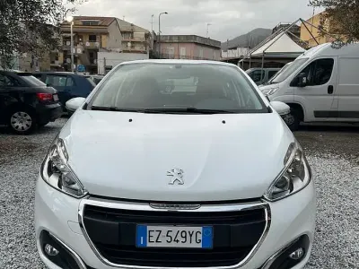 Usata Peugeot 208 Active 75 CV (55 kW) 2015 Bianco Utilitaria