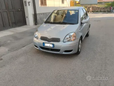 Usata Toyota Yaris 65 CV (47 kW) 2004 Bluazzurro Berlina