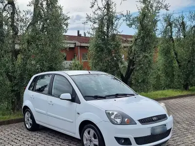 Usata Ford Fiesta 75 CV (55 kW) 2008 Bianco Utilitaria