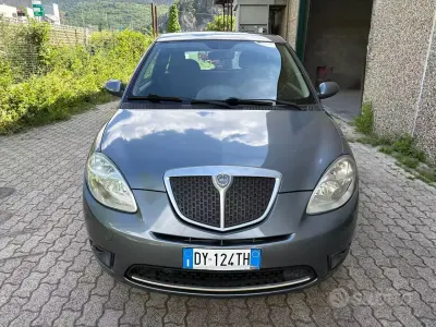 Usado Lancia Ypsilon 60 HP (44 kW) 2009 Cinzento Citadino
