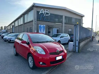 Usata Toyota Yaris Sol 69 CV (50 kW) 2010 Rosso Utilitaria