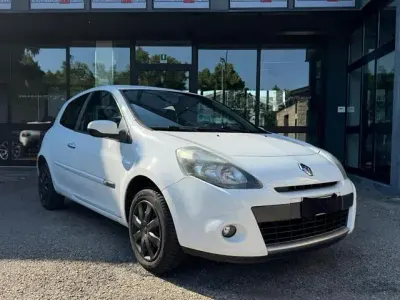 Usata Renault Clio II Dynamique 75 CV (55 kW) 2010 Bianco Utilitaria