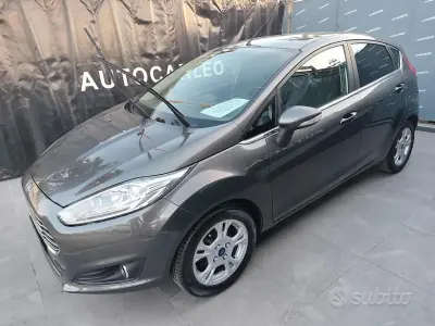 Usata Ford Fiesta 75 CV (55 kW) 2015 Grigio Utilitaria