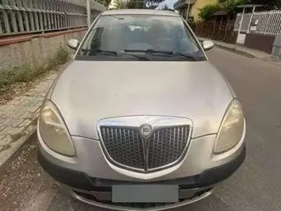 Usata Lancia Ypsilon 60 CV (44 kW) 2005 Argento Utilitaria