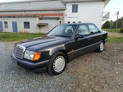 Usata Mercedes E260 160 CV (117 kW) 1989 Nero Berlina