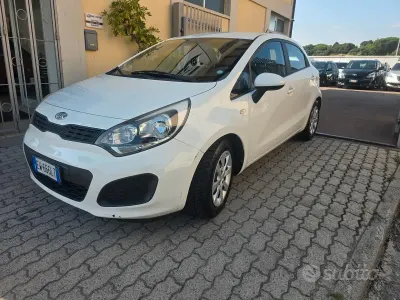 Usata Kia Rio Active 85 CV (62 kW) 2014 Bianco Berlina