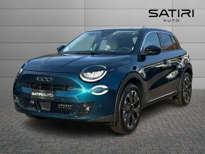 Nuova Fiat 600 La Prima 101 CV (74 kW) 2026 Verde mare metallizzato SUV