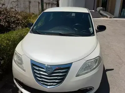 Usata Lancia Ypsilon 75 CV (55 kW) 2011 Bianco Utilitaria