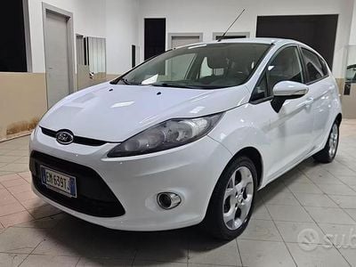 Usata Ford Fiesta Titanium 70 CV (51 kW) 2012 Bianco Utilitaria