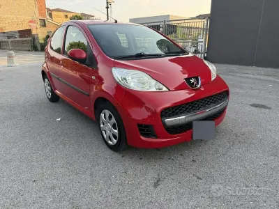 Usata Peugeot 107 68 CV (50 kW) 2011 Rosso Utilitaria