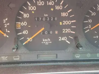 Usata Mercedes E200 94 CV (69 kW) 1993 Argento Berlina