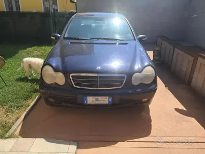 Usata Mercedes C200 122 CV (89 kW) 2003 Blu Berlina