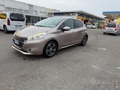 Rosso Usata 2014 Peugeot 208 Allure Utilitaria | 5300 € (Buon prezzo)