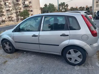 Usata Ford Fiesta 49 CV (36 kW) 2004 Grigio Utilitaria