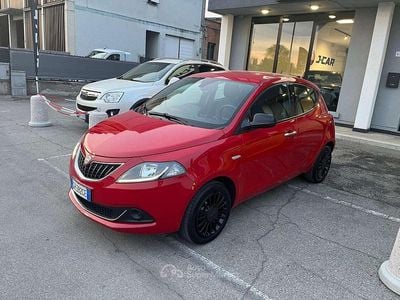 Usata Lancia Ypsilon Silver 69 CV (50 kW) 2022 Rosso Utilitaria