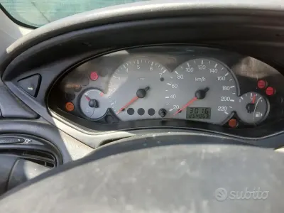 Usado Ford Focus 100 HP (73 kW) 2000 Azul Sedan