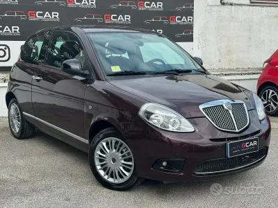 Usado Lancia Ypsilon 75 HP (55 kW) 2011 Roxo Citadino