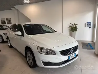 Usata Volvo V60 Summum 120 CV (88 kW) 2015 Bianco Station wagon