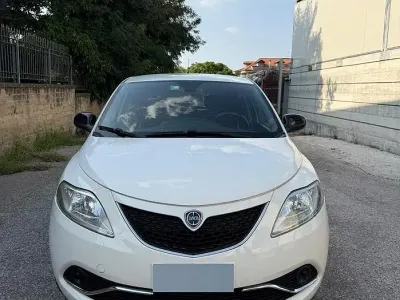 Usata Lancia Ypsilon Gold 69 CV (50 kW) 2016 Bianco Utilitaria