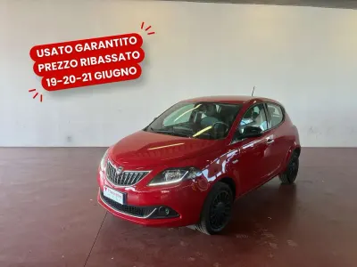 Usata Lancia Ypsilon Silver 69 CV (50 kW) 2022 Rosso passione (pastello) Utilitaria