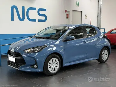 Usata Toyota Yaris Hybrid Business Edition 92 CV (67 kW) 2021 Blu/azzurro Berlina