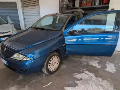 Usata Lancia Ypsilon 60 CV (44 kW) 2003 Bluazzurro Utilitaria