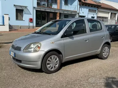 Usata Toyota Yaris 68 CV (50 kW) 2002 Grigio Berlina