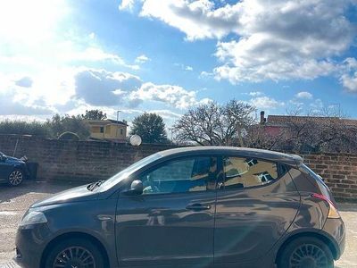 Usata Lancia Ypsilon 69 CV (50 kW) 2014 Grigio Utilitaria