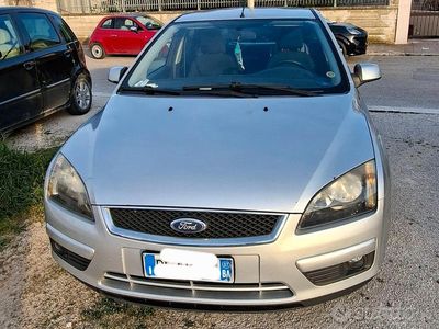 Begagnad Ford Focus 90 HK (66 kW) 2007 Grå Sedan