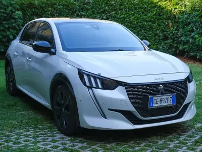 Usata Peugeot 208 GT 131 CV (96 kW) 2021 Bianco Utilitaria