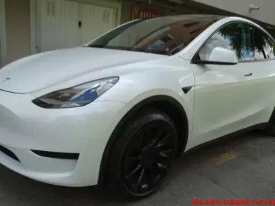 Usata Tesla Model Y RWD 119 kW (163 CV) 2025 Bianco perla micalizzato SUV