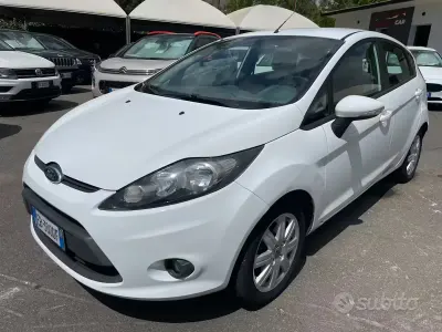 Usata Ford Fiesta Titanium 68 CV (50 kW) 2010 Bianco Berlina