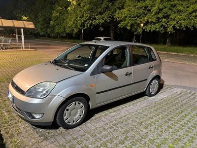 Begagnad Ford Fiesta 68 HK (50 kW) 2004 Grå Halvkombi