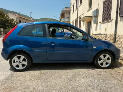 Usata Ford Fiesta 68 CV (50 kW) 2007 Bluazzurro Utilitaria