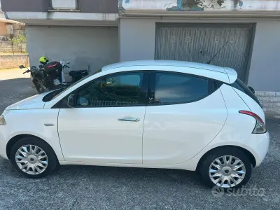 Usata Lancia Ypsilon 69 CV (50 kW) 2012 Bianco Utilitaria