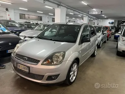 Usata Ford Fiesta Ghia 68 CV (50 kW) 2007 Grigio Utilitaria