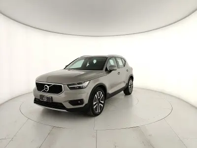Usata Volvo XC40 Momentum 190 CV (139 kW) 2020 Argento SUV