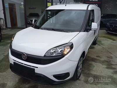 Begagnad Fiat Doblò Lounge 105 HK (77 kW) 2022 Vit Minibuss