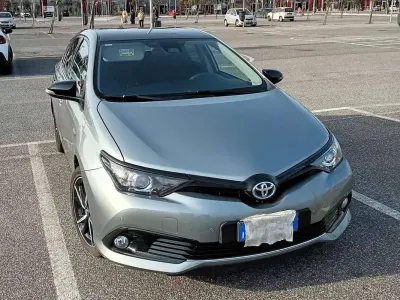 Usata Toyota Auris Hybrid Edition 99 CV (72 kW) 2018 Argento Berlina