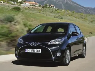 Gebraucht Toyota Yaris Hybrid Style 101 PS (74 kW) 2015 Blau Limousine